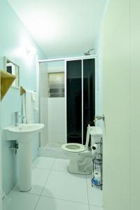 特雷热比奇Sands Great Bay的白色的浴室设有卫生间和淋浴。