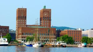 奥斯陆National Theater Dormitory Mixed的一群船停靠在港口,有建筑物