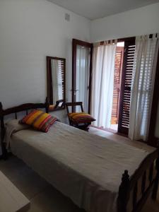 萨尔塔Casa Bella Vista的一间卧室设有一张大床和一个窗户。