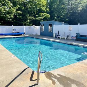 巴特利特北美殖民地汽车旅馆和小屋的庭院里的一个蓝色海水游泳池