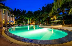 荣市Sai Gon Kim Lien Hotel Vinh City的夜间在度假村的游泳池
