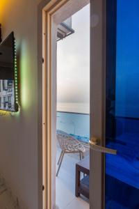 亚历山大Hyat WATERFALLS的透过门可欣赏到海景的客房
