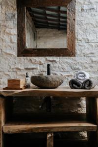 贾蒂卢维D'Ume Bendoel Homestay的浴室的柜台设有水槽和镜子