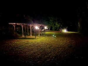 鲁西永Domaine Plan des Devens的夜间公园,草地上灯火通明