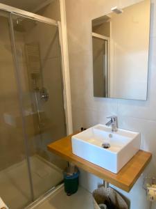 卡塔尼亚科特里套房住宿加早餐旅馆的一间带水槽和淋浴的浴室