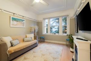 悉尼Best location in Manly Harbour view的带沙发和平面电视的客厅