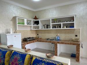 OuaouizeltMakhfamane Land的厨房配有白色橱柜和台面
