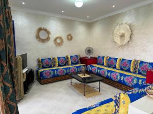 OuaouizeltMakhfamane Land的客厅配有沙发和桌子