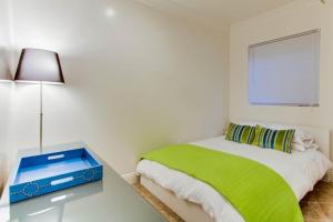圣地亚哥199-surf Stars Combo的白色卧室配有绿色的床和一张桌子