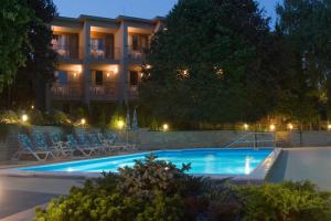 巴拉顿诺尔马迪派克斯酒店别墅的夜间在酒店前的游泳池