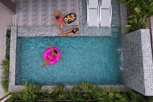 班怀雅Southern Peak Pool Villa Huay Yai Pattaya的水中一个两人游泳池