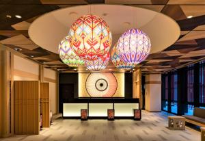 金泽Daiwa Roynet Hotel KANAZAWA-MIYABI的大堂的天花板上挂着五颜六色的灯