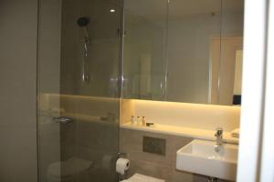 悉尼Stylish two bedroom in St Leonards ALB91105的一间带玻璃淋浴和水槽的浴室