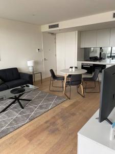 悉尼Stylish two bedroom in St Leonards ALB91105的客厅配有沙发和桌子