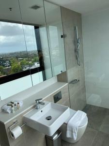 悉尼Stylish two bedroom in St Leonards ALB91105的一间带水槽、镜子和卫生间的浴室