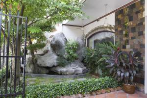 芹苴春天酒店的建筑物庭院中的喷泉