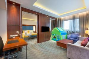 上海上海浦东假日酒店的酒店客房带起居室。