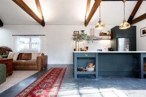 EvandaleBlackwood Tree Barn Conversion with Parking & Wifi的客厅里的厨房里有一个蓝色的小岛