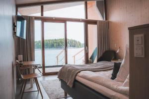 库奥皮奥Bella Lake Resort的客房设有床和大窗户。