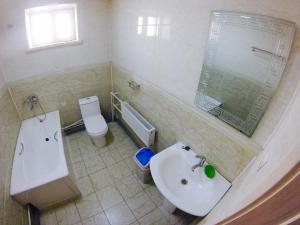 乌兰巴托Good Karma Hostel的一间带水槽、浴缸和卫生间的浴室