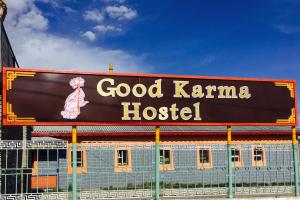 乌兰巴托Good Karma Hostel的建筑上看好的业力医院的标志