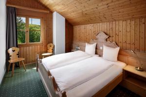 塞利斯贝格贝尔维尤酒店及自然别墅的木制客房内的一间卧室配有一张大床