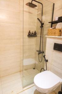阿布扎比Poolside Charm的淋浴、卫生间和玻璃淋浴间