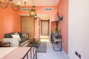 阿布扎比Poolside Charm的客厅设有橙色墙壁和沙发