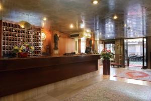 威尼斯阿尔伯高卡瓦乐图奥尔瑟罗公爵酒店的大堂设有墙上鲜花酒吧