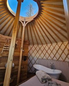 OstanaMonvisoRelax的浴室设有蒙古包、浴缸和窗户。