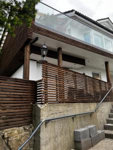 卑尔根Apartment Lagunen with Terrace, Grill and Free Parking的木栅栏和楼梯之家