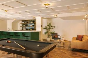 洛杉矶FOUND Hotel Santa Monica的客厅设有台球桌和酒吧。
