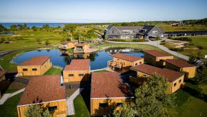 哈尔姆斯塔德Halmstad Golfarena Hotell & Lägenheter的享有带池塘的房屋的空中景致