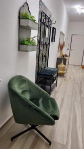 博洛尼亚La Gubbiata的客厅里绿椅