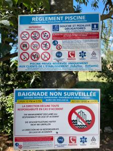 普罗旺斯艾克斯Superbe annAix de villa的标志没有游泳和其他禁止的标志
