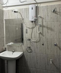 代希瓦勒西莫旅馆的带淋浴、水槽和镜子的浴室