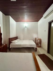 代希瓦勒西莫旅馆的一间卧室设有一张床和木制天花板