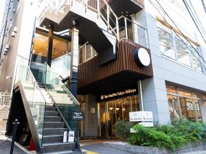 东京Hotel Emit Shibuya - Vacation STAY 40894v的前面有楼梯的建筑