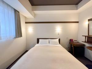东京Hotel Emit Shibuya - Vacation STAY 40892v的窗户客房内的一张大白色床