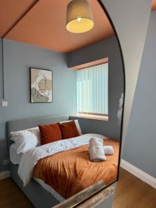 伯明翰New Colourful & Spacious 2 Bedroom Apartment in Central Birmingham with Free Wifi, Parking and Keyless Access的一间卧室配有一张带大镜子的床