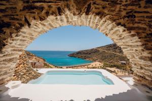 ManganariCalilo的透过石墙可欣赏到游泳池的景色