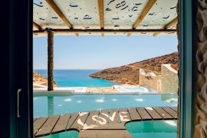 ManganariCalilo的带游泳池的客房享有海景。