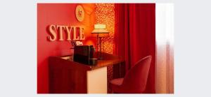 鲁瓦西昂法兰西Aiden by Best Western Paris Roissy CDG的红色的客房设有一张桌子、一台电视和红色的窗帘