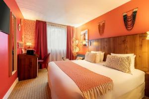 鲁瓦西昂法兰西Aiden by Best Western Paris Roissy CDG的酒店客房,设有一张带橙色墙壁的大床