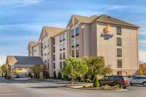 格林斯伯勒Comfort Inn Greensboro - Kernersville的把汽车停在停车场的酒店 ⁇ 染成 ⁇ 形