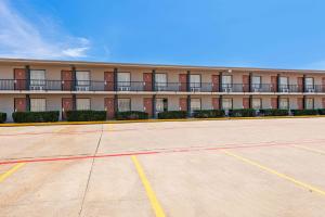 特克萨卡纳-德克萨斯Econo Lodge Texarkana I-30的大楼前的一个空停车位