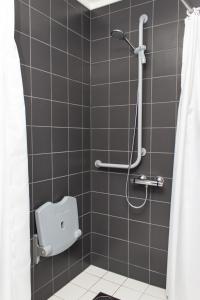 希恩Hotell Fritidsparken的浴室配有淋浴和卫生间。