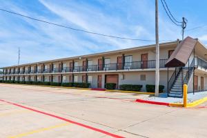 特克萨卡纳-德克萨斯Econo Lodge Texarkana I-30的建筑的一侧有楼梯