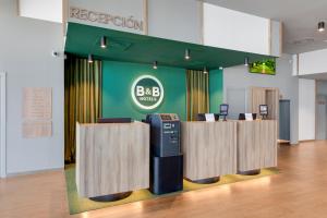 维拉德塞斯B&B HOTEL Barcelona Viladecans的大楼内有现金登记册的办公室