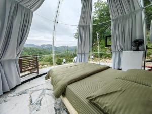 ZEN Relaxing Village的一间卧室设有一张床和一个大窗户